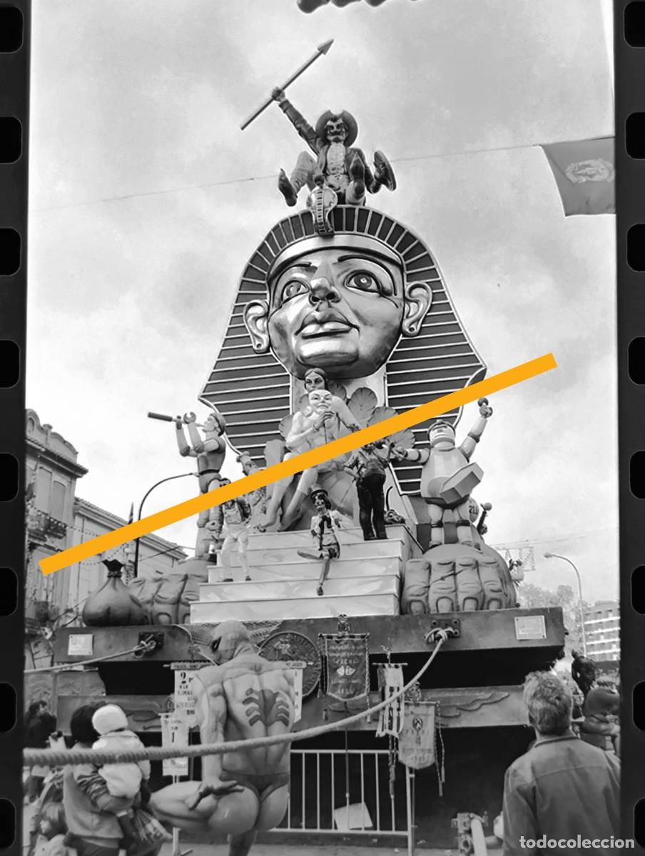 Fotograf&iacute;a antigua: Antiguo negativo de fotograf&iacute;a. Falla Na Jordana. Fallas de Valencia. A&ntilde;o 1985