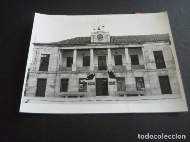 Fotografia antica: ROBLEDO DE CHAVELA MADRID AYUNTAMIENTO ANTIGUA FOTOGRAFIA ORIGINAL 18 X 24 CM