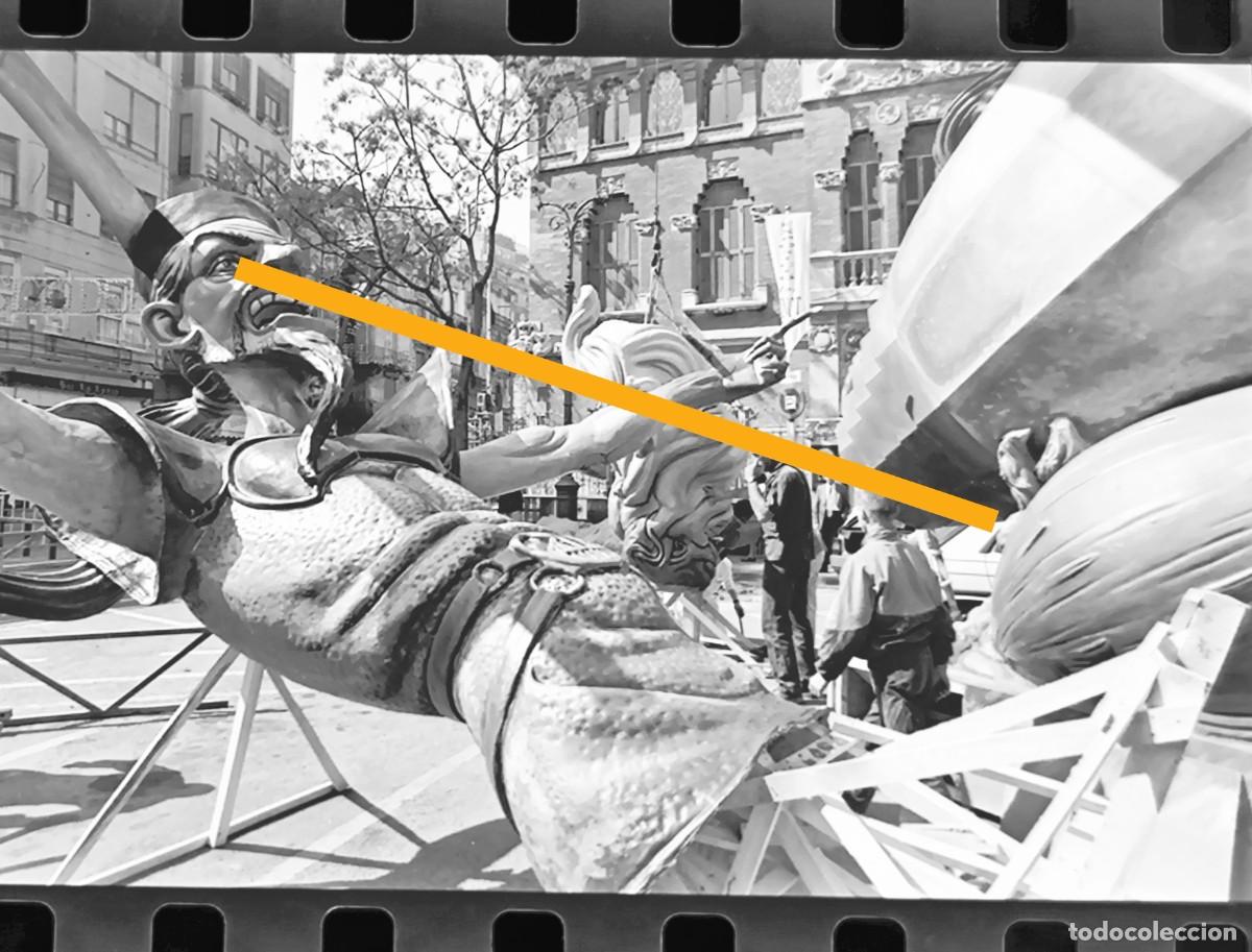 Fotograf&iacute;a antigua: Antiguo negativo de fotograf&iacute;a. Falla plaza mercado central. A&ntilde;o 1997.