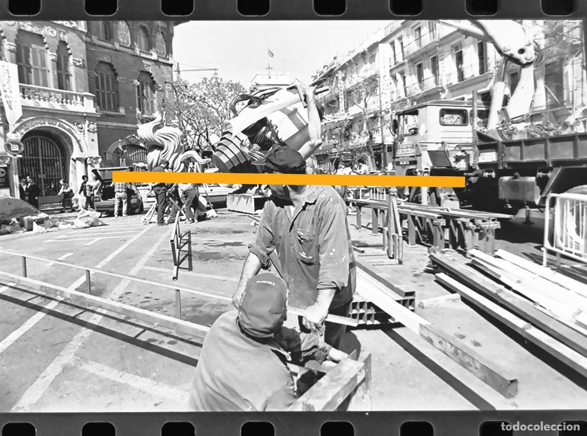 Fotograf&iacute;a antigua: Antiguo negativo de fotograf&iacute;a. Falla plaza mercado central. A&ntilde;o 1997.