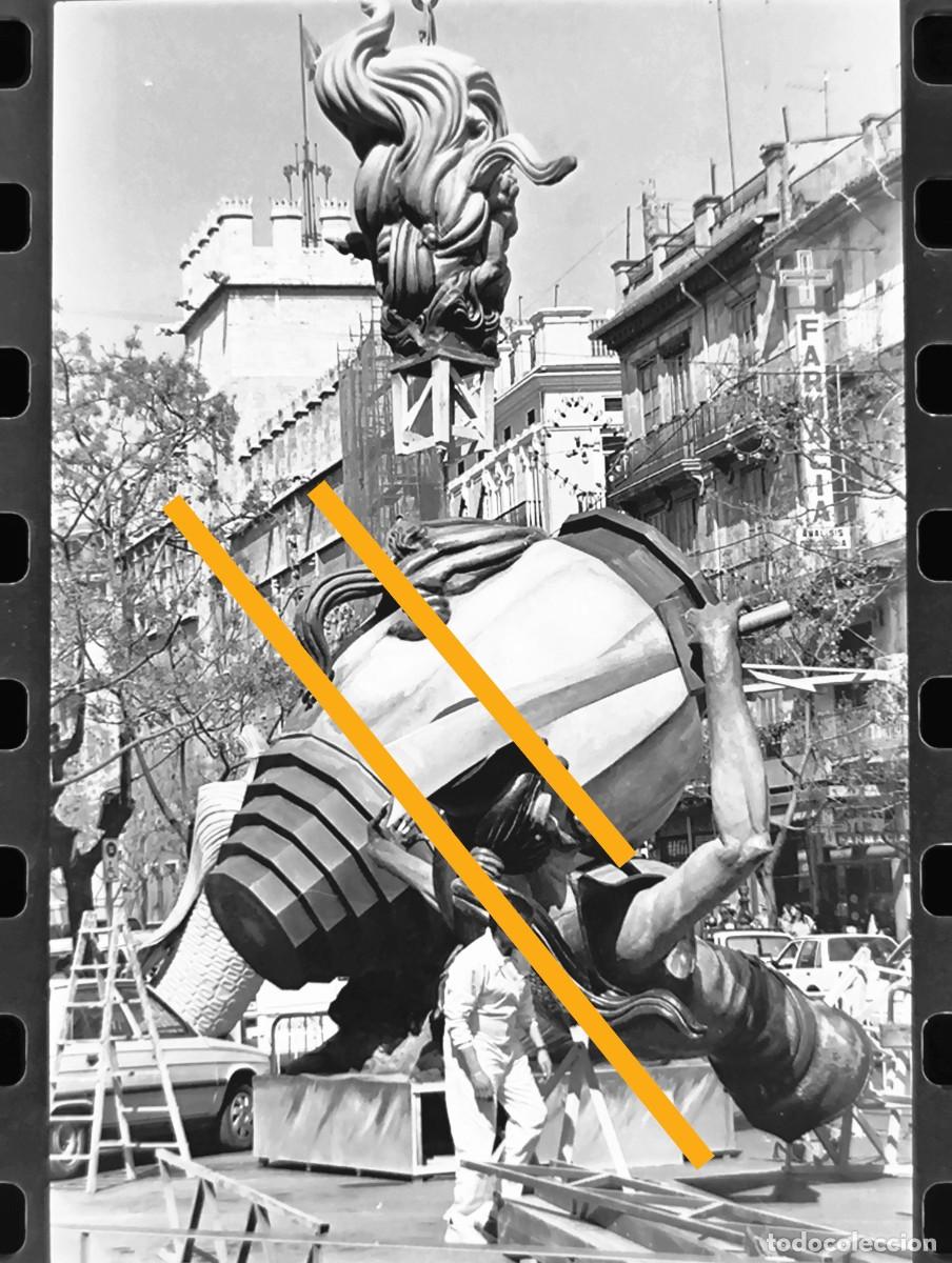 Fotograf&iacute;a antigua: Antiguo negativo de fotograf&iacute;a. Falla plaza mercado central. A&ntilde;o 1997.