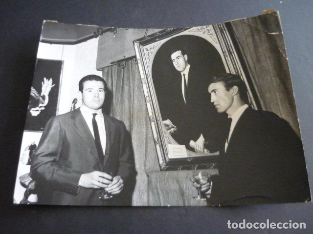 Fotografia antiga: ALFONSO DE BORBON CON EL DIRECTOR DE CINE MIGUEL MADRID ANTIGUA FOTOGRAFIA 24 X 18 CM