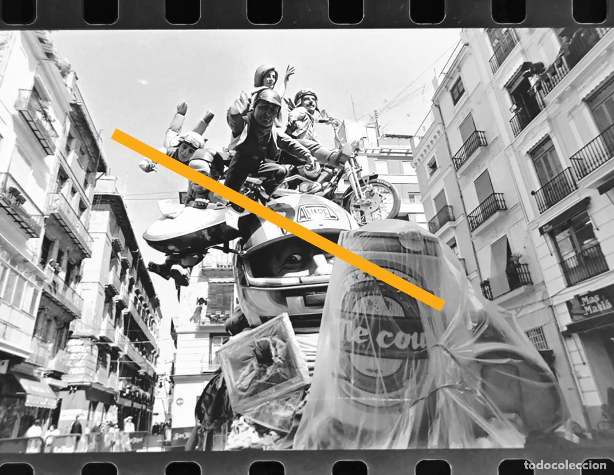 Fotograf&iacute;a antigua: Antiguo negativo de fotograf&iacute;a. Falla plaza de la Merced. A&ntilde;o 1997.