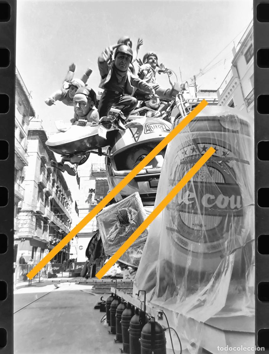 Fotograf&iacute;a antigua: Antiguo negativo de fotograf&iacute;a. Falla plaza de la Merced. A&ntilde;o 1997.