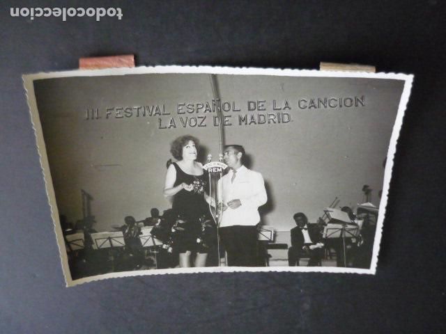 Fotograf&iacute;a antigua: BENIDORM ALICANTE FESTIVAL CANCION MARY SANTPERE Y MANUEL GILA 1961 ANTIGUA FOTOGRAFIA 12 X 18 CM