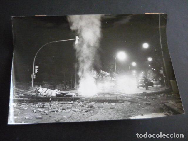 Fotografia antica: SAN SEBASTIAN DISTURBIOS TERRORISMO ETA 1977 ANTIGUA FOTOGRAFIA 24 X 18 CM