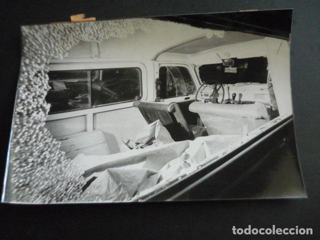 Fotografia antica: VEHICULO DONDE FALLECIERON DOS ASESINOS ETARRAS TERRORISMO ETA 1977 ANTIGUA FOTOGRAFIA 24 X 18 CM