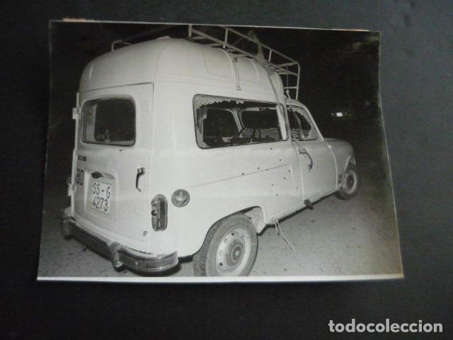 Fotografia antica: FURGONETA DONDE VIAJABAN TRES ETARRAS TERRORISMO ETA 1977 ANTIGUA FOTOGRAFIA 13 X 18 CM