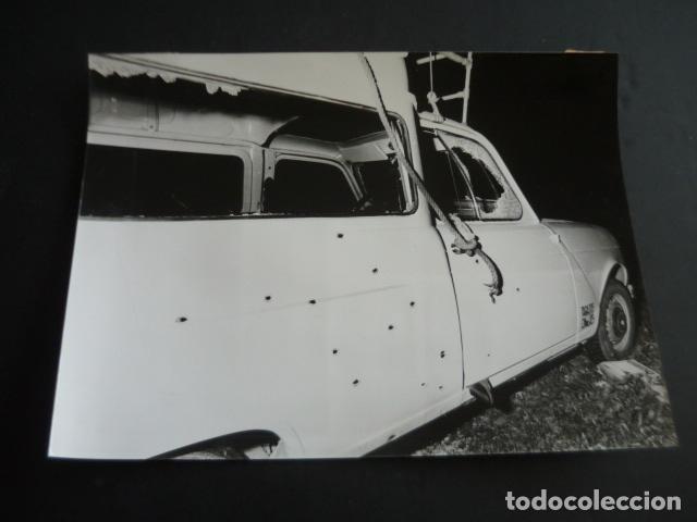 Fotografia antica: FURGONETA DONDE VIAJABAN TRES ETARRAS TERRORISMO ETA 1977 ANTIGUA FOTOGRAFIA 18 X 24 CM