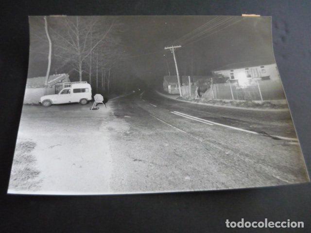 Fotografia antica: FURGONETA DONDE VIAJABAN TRES ETARRAS TERRORISMO ETA 1977 ANTIGUA FOTOGRAFIA 18 X 24 CM