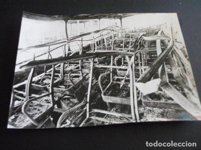 Fotografia antica: ONDARROA VIZACAYA AUTOBUSES INCENDIADOS TERRORISMO ETA 1977 ANTIGUA FOTOGRAFIA 18 X 24 CM