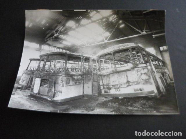 Fotografia antica: ONDARROA VIZACAYA AUTOBUSES INCENDIADOS TERRORISMO ETA 1977 ANTIGUA FOTOGRAFIA 18 X 24 CM