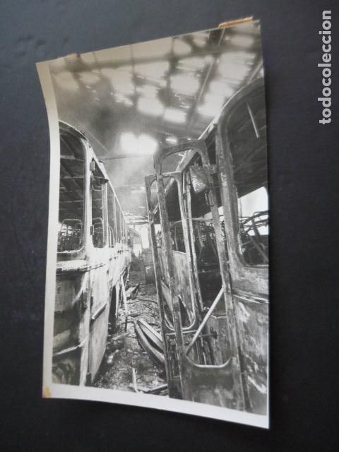 Fotografia antica: ONDARROA VIZACAYA AUTOBUSES INCENDIADOS TERRORISMO ETA 1977 ANTIGUA FOTOGRAFIA 18 X 24 CM