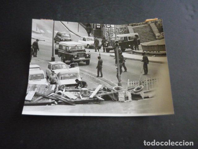 Fotografia antica: SAN SEBASTIAN BARRICADAS DISTURBIOS GUARDIA CIVIL ETA TERRORISMO 1977 ANTIGUA FOTOGRAFIA 13 X 18 CM