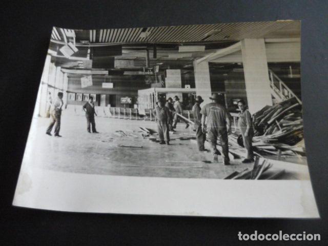 Fotografia antica: LAS PALMAS DE GRAN CANARIA ATENTADO EN EL AEROPUERTO DE GANDO ANTIGUA FOTOGRAFIA 24 X 18 CM