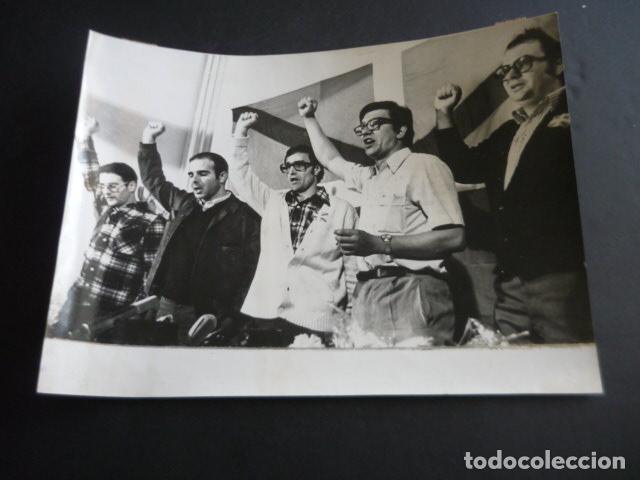 Fotografia antica: BRUSELAS 5 MILITANTE DE ETA ETARRAS TERRORISMO 1977 ANTIGUA FOTOGRAFIA 24 X 18 CM