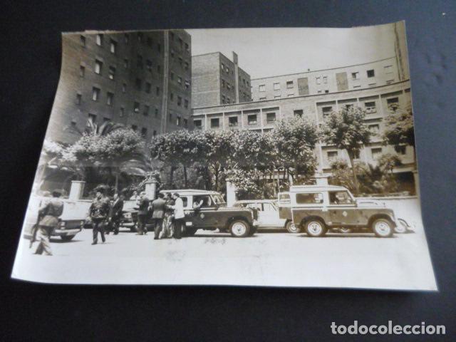 Antique Photography: BARCELONA CUARTEL GUARDIA CIVIL ATENTADO ETA LANDROVER SANTANA 1977 ANTIGUA FOTOGRAFIA 24 X 18 CM