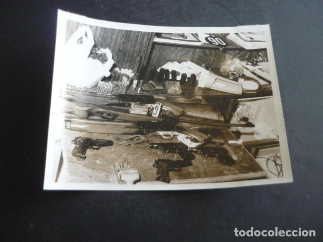 Fotograf&iacute;a antigua: TERRORISTAS TERRA LLIURE DETENIDOS 1977 ANTIGUA FOTOGRAFIA 13 X 18 CM