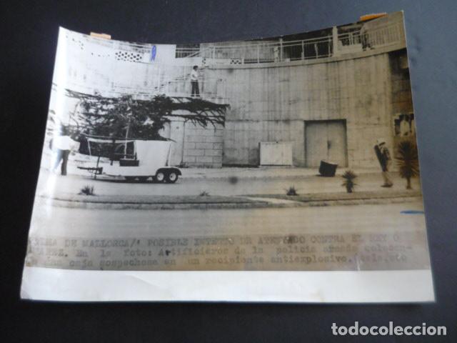 Fotograf&iacute;a antigua: PALMA DE MALLORCA ATENTADO TERRORISTA CONTRA EL REY Y SUAREZ 1977 ANTIGUA FOTOGRAFIA 24 X 18 CM
