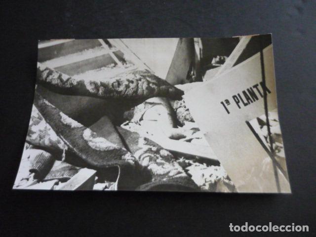 Fotograf&iacute;a antigua: BARCELONA ATENTADO TERRORISTA CONTRA LA SEDE REVISTA EL PAPUS 1977 ANTIGUA FOTOGRAFIA 13 X 18 CM