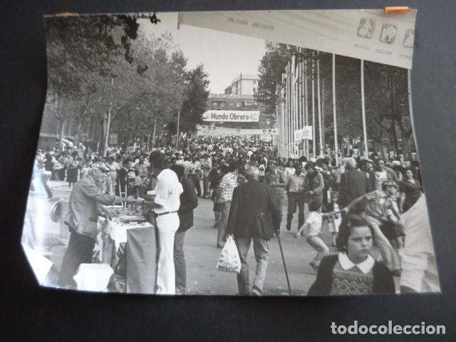 Fotograf&iacute;a antigua: MADRID FIESTA DEL PARTIDO COMUNISTA DE ESPA&Ntilde;A CASA DE CAMPO 1978 ANTIGUA FOTOGRAFIA 24 X 18 CM