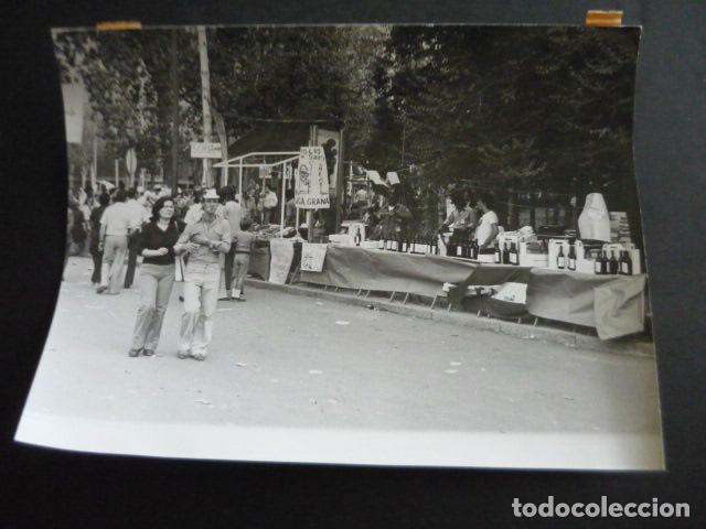 Fotograf&iacute;a antigua: MADRID FIESTA DEL PARTIDO COMUNISTA DE ESPA&Ntilde;A CASA DE CAMPO 1978 ANTIGUA FOTOGRAFIA 24 X 18 CM