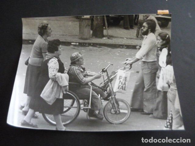 Fotograf&iacute;a antigua: MADRID FIESTA DEL PARTIDO COMUNISTA DE ESPA&Ntilde;A CASA DE CAMPO 1978 ANTIGUA FOTOGRAFIA 24 X 18 CM