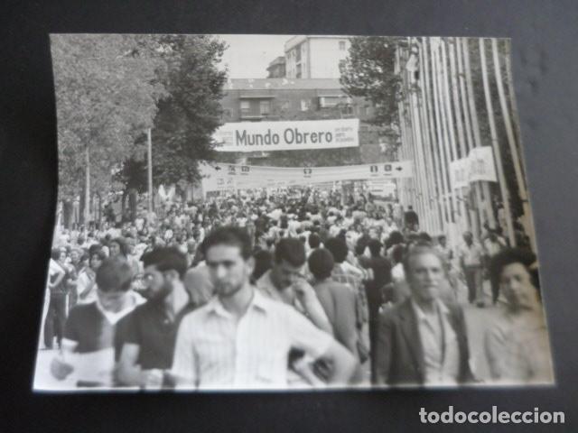 Fotograf&iacute;a antigua: MADRID FIESTA DEL PARTIDO COMUNISTA DE ESPA&Ntilde;A CASA DE CAMPO 1978 ANTIGUA FOTOGRAFIA 24 X 18 CM