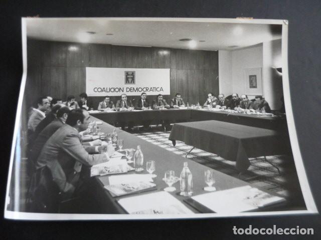 Alte Fotografie: MADRID REUNION DE COALICION DEMOCRATICA PARTIDO POLITICO TRANSICION ANTIGUA FOTOGRAFIA 24 X 18 CM