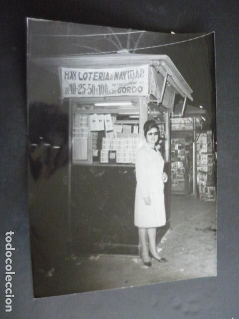 Fotograf&iacute;a antigua: PAQUITA FAJARDO ACTRIZ EN SU QUIOSCO DE LOTERIA ANTIGUA FOTOGRAFIA 24 X 18 CM