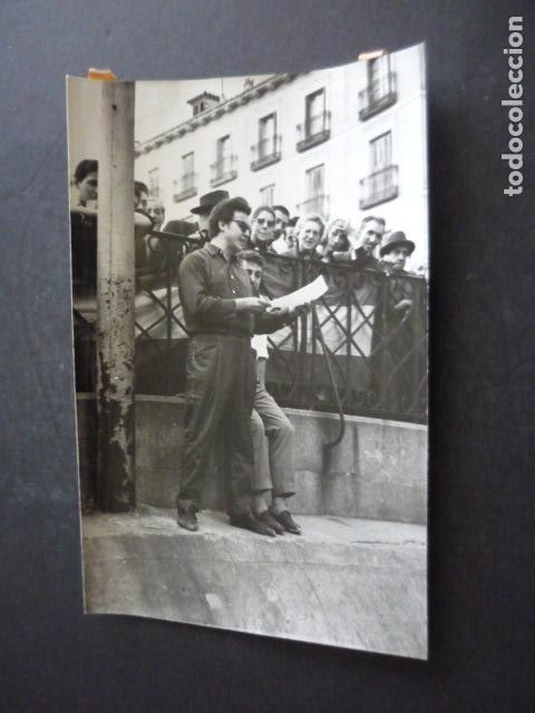 Fotografia antica: MADRID ESCALINATA OPERA EXPOSICION PINTURA AL AIRE LIBRE 1960 ANTIGUA FOTOGRAFIA 12 X 18 CM