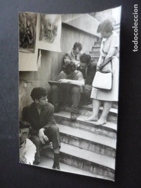 Fotografia antica: MADRID ESCALINATA OPERA EXPOSICION PINTURA AL AIRE LIBRE 1960 ANTIGUA FOTOGRAFIA 12 X 18 CM