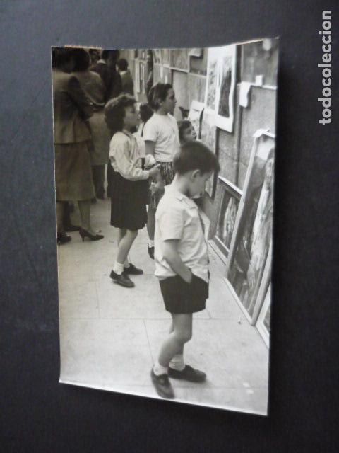 Fotografia antica: MADRID ESCALINATA OPERA EXPOSICION PINTURA AL AIRE LIBRE 1960 ANTIGUA FOTOGRAFIA 12 X 18 CM