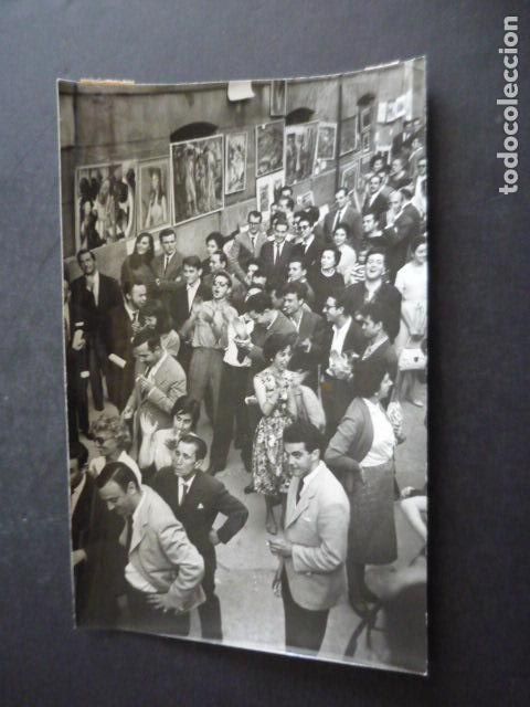 Fotograf&iacute;a antigua: MADRID ESCALINATA OPERA EXPOSICION PINTURA AL AIRE LIBRE 1960 ANTIGUA FOTOGRAFIA 12 X 18 CM