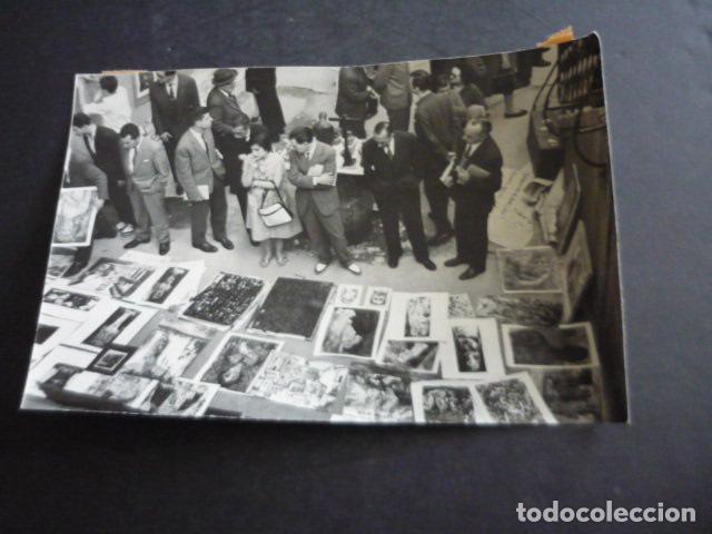 Fotografia antica: MADRID ESCALINATA OPERA EXPOSICION PINTURA AL AIRE LIBRE 1960 ANTIGUA FOTOGRAFIA 12 X 18 CM