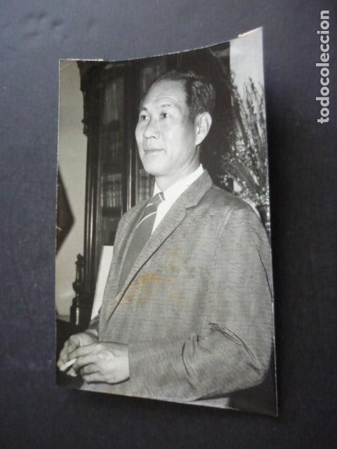 Alte Fotografie: MADRID BIBLIOTECA NACIONAL EXPOSICION PINTOR CHINO HOU-HSIH 1961 ANTIGUA FOTOGRAFIA 12 X 18 CM