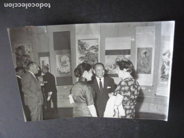 Fotograf&iacute;a antigua: MADRID BIBLIOTECA NACIONAL EXPOSICION PINTOR CHINO HOU-HSIH 1961 ANTIGUA FOTOGRAFIA 12 X 18 CM