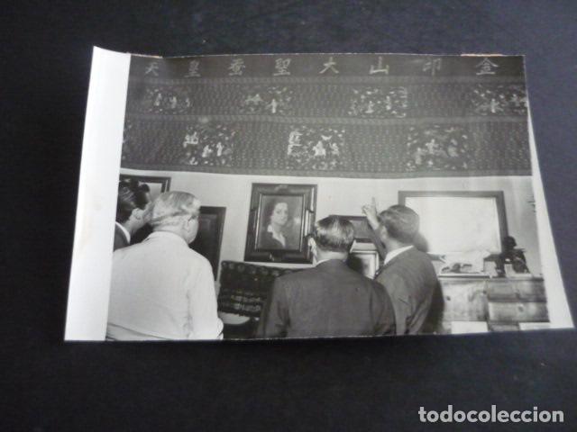 Fotografia antiga: MADRID BIBLIOTECA NACIONAL EXPOSICION PINTOR CHINO HOU-HSIH 1961 ANTIGUA FOTOGRAFIA 12 X 18 CM