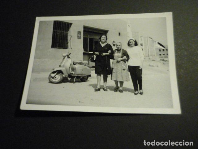 Antique Photography: MADRID FAMILIA Y MOTO LAMBRETTA ANTIGUA FOTOGRAFIA 8 X 11 CM