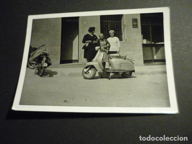 Alte Fotografie: MADRID FAMILIA Y MOTO LAMBRETTA ANTIGUA FOTOGRAFIA 8 X 11 CM