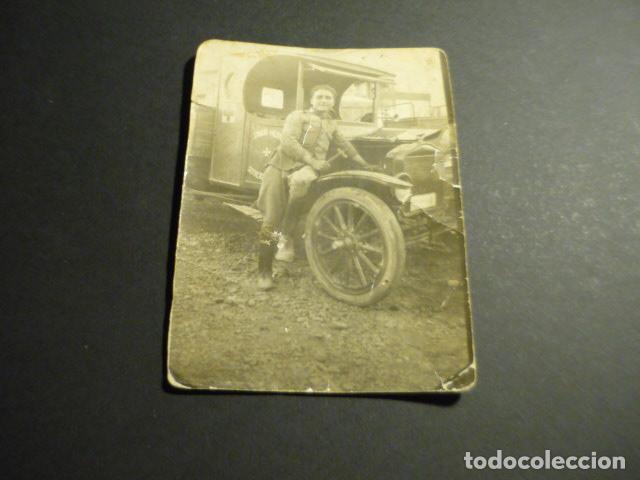 Fotografia antica: SOLDADO DE SANIDAD MILITAR JUNTO A CAMION ANTIGUA FOTOGRAFIA 8 X 11 CM