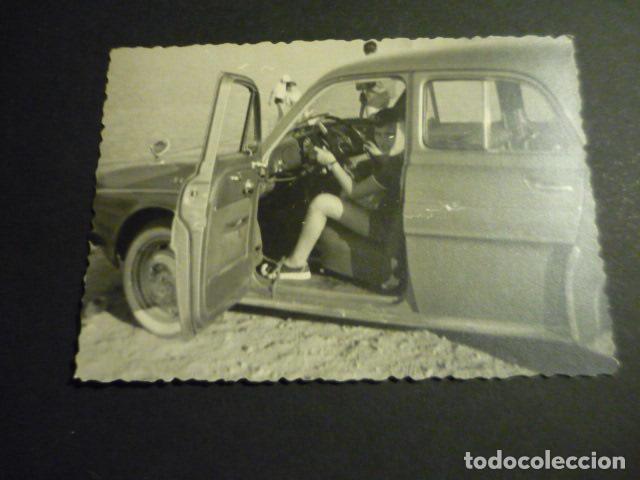 Fotografia antica: AUTOMOVIL RENAULT DAUPHINE ANTIGUA FOTOGRAFIA 11 X 8 CM