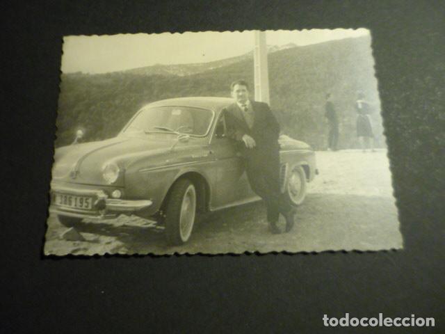 Fotografia antica: AUTOMOVIL RENAULT DAUPHINE ANTIGUA FOTOGRAFIA 11 X 8 CM