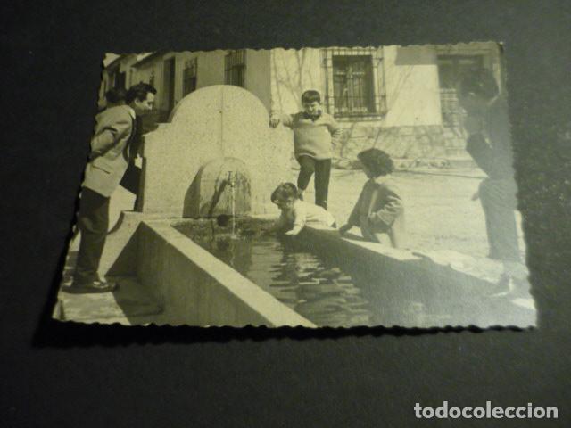 Fotografia antica: RIAZA SEGOVIA NI&Ntilde;OS EN FUENTE ANTIGUA FOTOGRAFIA 11 X 8 CM