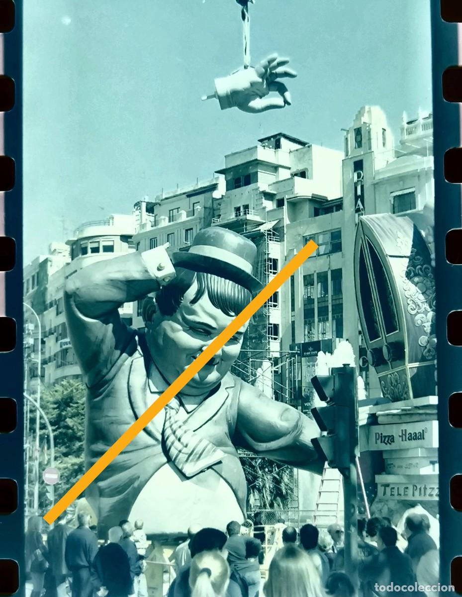 Fotograf&iacute;a antigua: Antiguo negativo de fotograf&iacute;a. Falla plaza del Ayuntamiento. A&ntilde;o 2001.