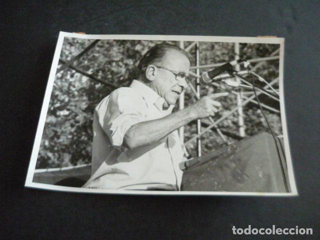 Fotograf&iacute;a antigua: MADRID FIESTA PARTIDO COMUNISTA DE ESPA&Ntilde;A CASA CAMPO SANTIAGO CARRILLO 1980 FOTOGRAFIA 13 X 18 CM