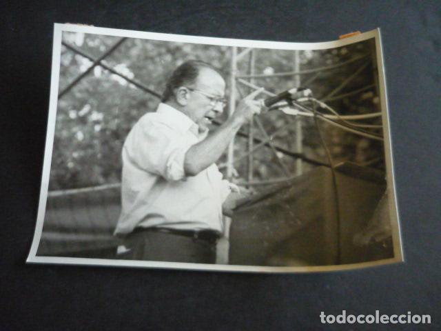 Fotograf&iacute;a antigua: MADRID FIESTA PARTIDO COMUNISTA DE ESPA&Ntilde;A CASA CAMPO SANTIAGO CARRILLO 1980 FOTOGRAFIA 13 X 18 CM
