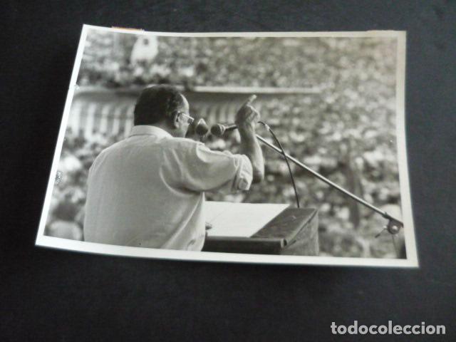 Fotograf&iacute;a antigua: MADRID FIESTA PARTIDO COMUNISTA DE ESPA&Ntilde;A CASA CAMPO SANTIAGO CARRILLO 1980 FOTOGRAFIA 13 X 18 CM