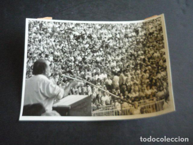 Fotograf&iacute;a antigua: MADRID FIESTA PARTIDO COMUNISTA DE ESPA&Ntilde;A CASA CAMPO SANTIAGO CARRILLO 1980 FOTOGRAFIA 13 X 18 CM