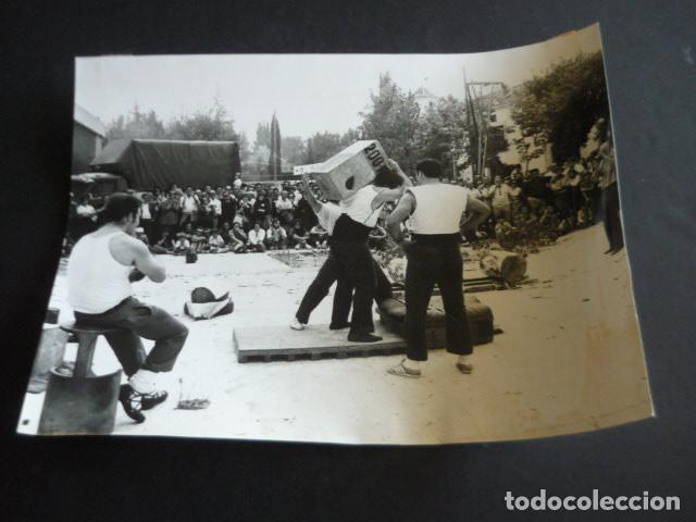 Fotografia antiga: MADRID FIESTA DEL PARTIDO COMUNISTA DE ESPA&Ntilde;A CASA DE CAMPO 1979 ANTIGUA FOTOGRAFIA 24 X 18 CM